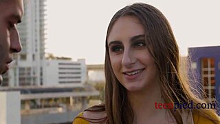 Jeune britannique voluptueuse 18+ gros cul baise au bureau