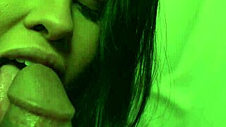 aguentando tudo na boca, bucetinha e cuzinho com pau grosso socando forte nesse interracial brasileiro amador