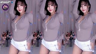 Korean girl with big tits dances cutely to interact with everyone in sexy moves.