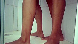 Comi a famosinha dentro do banheiro no pelo livia