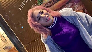 派手髪のギャルがコスプレセックスで楽しむよ、ハミ尻も最高！