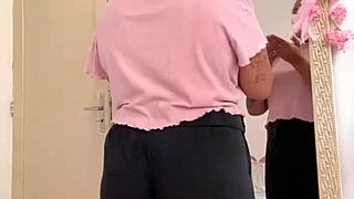 The curvy ebony babe prepares for her date. She lets out farts while dressing in the bedroom.