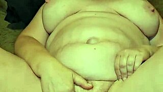 Thick milf showing off her sexy feet for foot fetish fun 😘👣