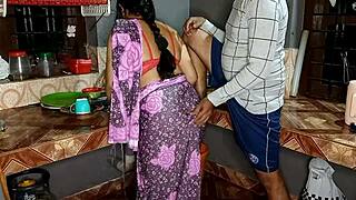 साड़ी वाली जवान कामवाली बाई को किचन पर big cock doggystyle चूत चुदाई की