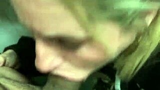 Me chupa la pija en el baño publico de un cine with blonde blowjob outdoors.