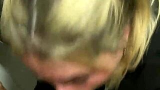 Me chupa la pija en el baño publico de un cine with blonde blowjob outdoors.