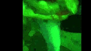 Lene deu a buceta na praça para estranhos e deixou gozar dentro e tomou a porra farta do negrão que a comeu até a última gota