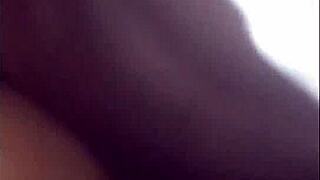 Lene deu a buceta na praça para estranhos e deixou gozar dentro e tomou a porra farta do negrão que a comeu até a última gota