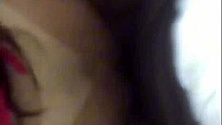 Lene deu a buceta na praça para estranhos e deixou gozar dentro e tomou a porra farta do negrão que a comeu até a última gota