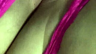 Tanga fucsia corrida y me froto la concha mojada hasta acabar gimiendo duro