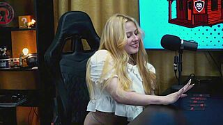 A branquinha da Viamms got on all fours on the podcast table, her tiny panties showing off her whole pussy so hornily - P�pum no Barraco