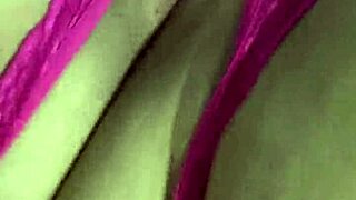 Tanga fucsia corrida y me froto la concha mojada hasta acabar gimiendo duro