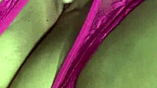 Tanga fucsia corrida y me froto la concha mojada hasta acabar gimiendo duro