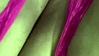 Tanga fucsia corrida y me froto la concha mojada hasta acabar gimiendo duro