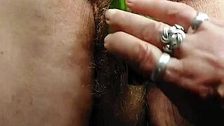 Oma Neukt Harige Kut Met Komkommer