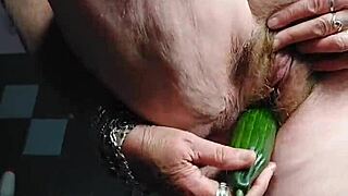 Oma Neukt Harige Kut Met Komkommer