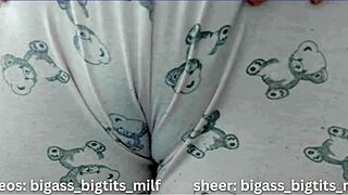 Camel toe shows in homemade solo spreading with juicy Colombian milf ass