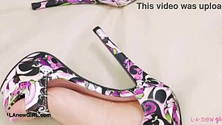 Beachy blonde babe shows her sexy body 😍