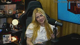 A branquinha da Viamms got on all fours on the podcast table, her tiny panties showing off her whole pussy so hornily - P�pum no Barraco