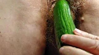 Oma Neukt Harige Kut Met Komkommer