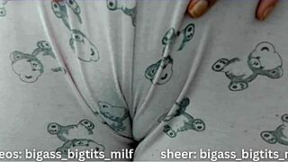 Camel toe shows in homemade solo spreading with juicy Colombian milf ass