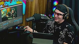 A branquinha da Viamms got on all fours on the podcast table, her tiny panties showing off her whole pussy so hornily - P�pum no Barraco