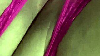 Tanga fucsia corrida y me froto la concha mojada hasta acabar gimiendo duro