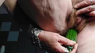 Oma Neukt Harige Kut Met Komkommer