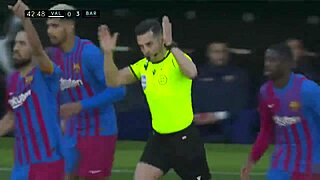 What was the highlight of Valencia CF facing FC Barcelona in that intense 2-4 match?