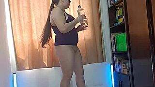 En halloween, esposa puta latina grabs herself naked doing exercises