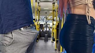 estudante encoxada dentro do onibus lotado