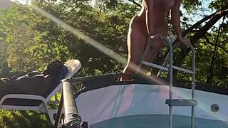 asiática gostosa rides bbc outdoors on farm cowgirl style