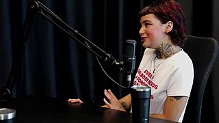 Hey, she was doing massages before work and got nervous thinking they'd take her ass in that tattoo suruba exposure - Annie Clementine on Sheer Red 😏