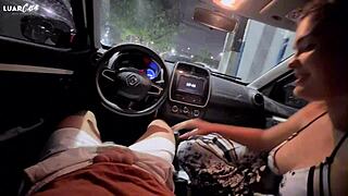 casal para na rua e transa no carro with brazilian blonde wife giving outdoor blowjob.
