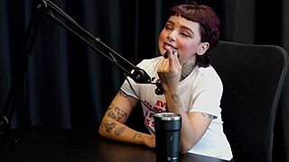 Hey, she was doing massages before work and got nervous thinking they'd take her ass in that tattoo suruba exposure - Annie Clementine on Sheer Red 😏