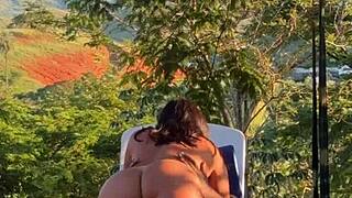 asiática gostosa rides bbc outdoors on farm cowgirl style