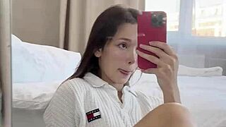 Hey, watch Ellie Leen finger her shaved pussy in mirror?