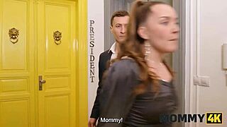 Enormt tutade trap fångar fet kuk med ansiktsnedsprutning!