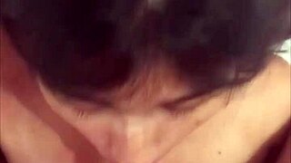 > < me encanta chupandole la pija a mi novio mientras me miran...