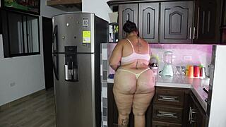 Üvey oğul mutfakta üvey anneyi gizlice izliyor baba hakimiyeti ters gidiyor