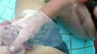 Wir locken junge 18+ Hengste mit Riesen-Schwanz ans Pool für kurvigen Fickspaß