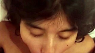 > < me encanta chupandole la pija a mi novio mientras me miran...