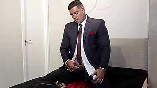 Yuri gaúcho bodybuilder boss flashes hairy pits for massive cumshot handjob