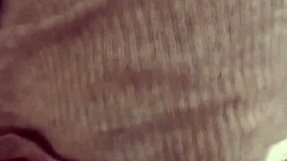 > < me encanta chupandole la pija a mi novio mientras me miran...