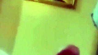 > < me encanta chupandole la pija a mi novio mientras me miran...