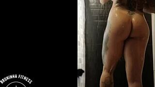 Ruiva Cavala Shaves Her Wet Pussy Smooth In Shower!