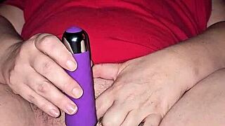 milf spreads big pink pussy and cums hard solo