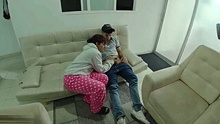 hermanastra ve a hermanastro masturbandose y lo ayuda con su boca