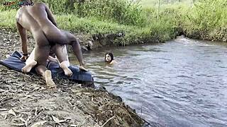 sexo ao ar livre beira do rio banho de sol duas gostosas mamam e gozam dentro