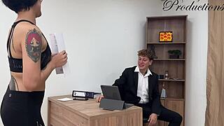 מזכירה קעורה מקועקת זונה מזויינת בלי גומי מבולגן על ידי הבוס